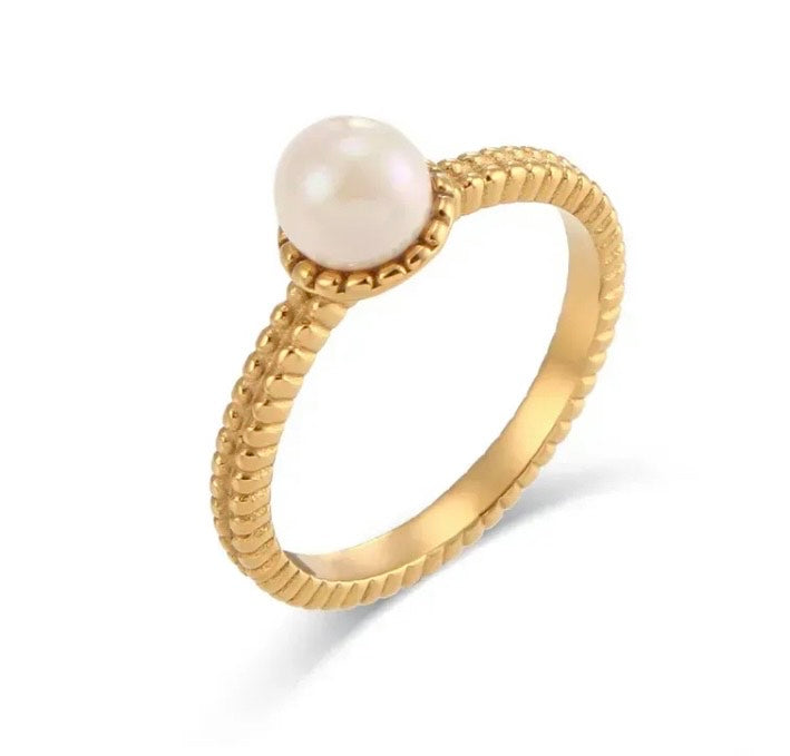 Pearly  ring  (size 8)