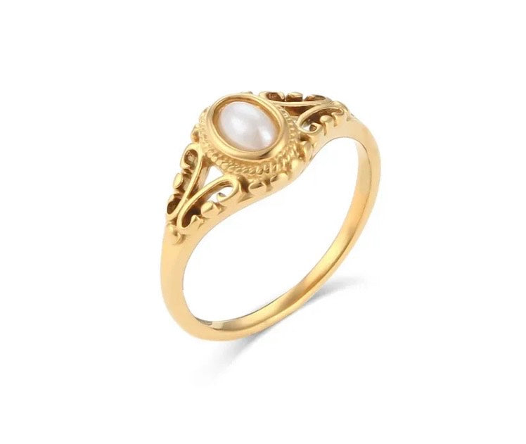 Vintage pearl ring (size 7)