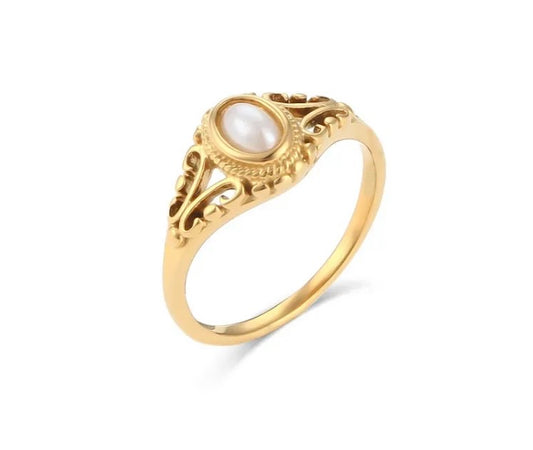 Vintage pearl ring (size 7)